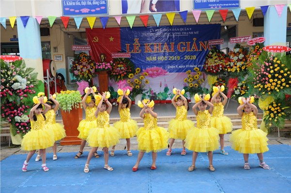 Văn nghệ chào mừng năm học mới